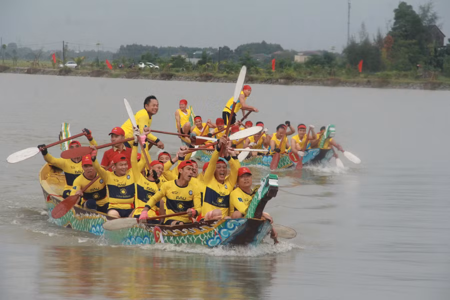 Người dân tổ chức đua thuyền mừng Tết Độc lập