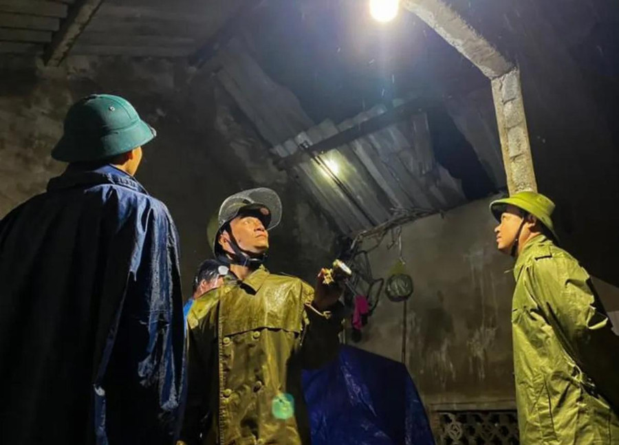 Chính quyền địa phương đã đến hiện trường kiểm tra và khắc phục hậu quả cùng người dân. Chính quyền địa phương đã đến hiện trường kiểm tra và khắc phục hậu quả cùng người dân.