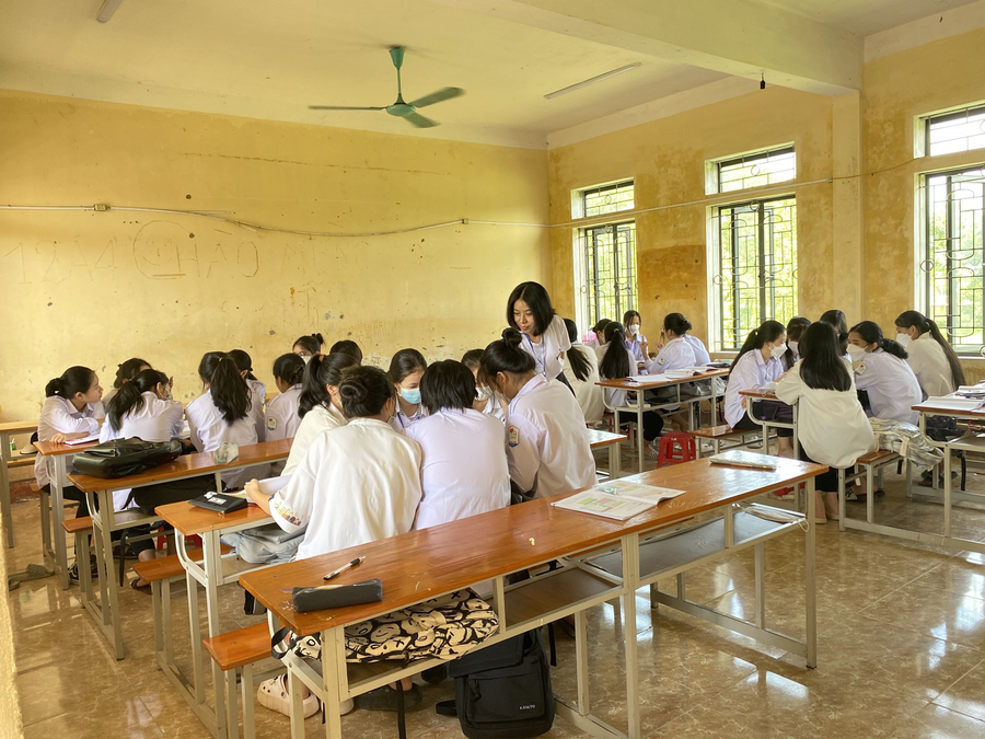 Khi tham gia các HĐTN-HN, GV cần hướng dẫn các em các kỹ năng cơ bản như: kỹ năng làm việc nhóm, kỹ năng lắng nghe và phản hồi tích cực... Khi tham gia các HĐTN-HN, GV cần hướng dẫn các em các kỹ năng cơ bản như: kỹ năng làm việc nhóm, kỹ năng lắng nghe và phản hồi tích cực...
