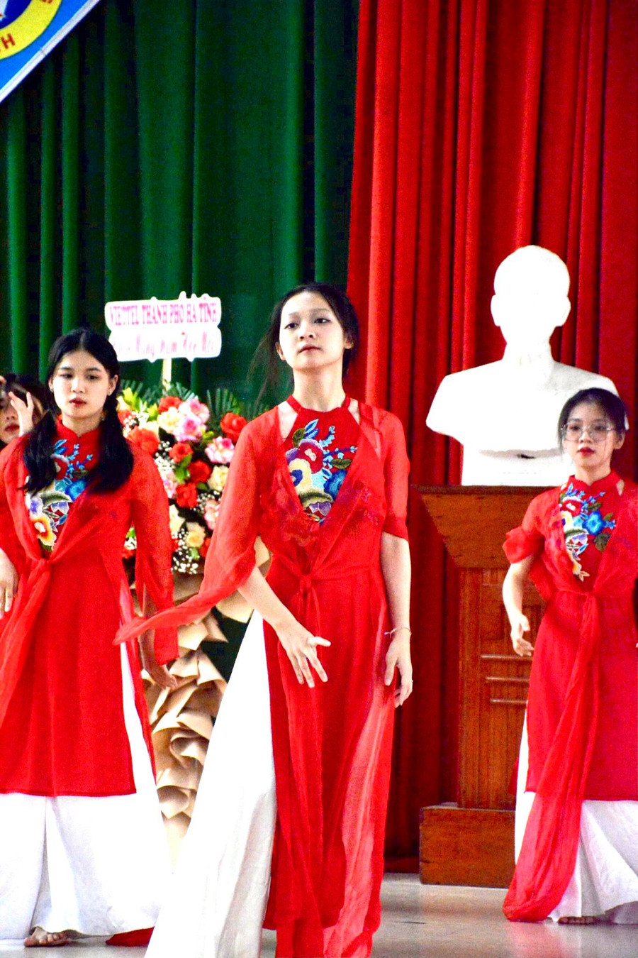 Các tiết mục văn nghệ được các em học sinh thực hiện mang đến không khí vui tươi trong lễ khai giảng. Năm nay, lễ khai giảng được tổ chức ngắn gọn nhưng trang trọng và ý nghĩa. Sau phần lễ, nhà trường cũng tổ chức trao học bổng cho các học sinh có thành tích xuất sắc trong năm học 2021-2022.