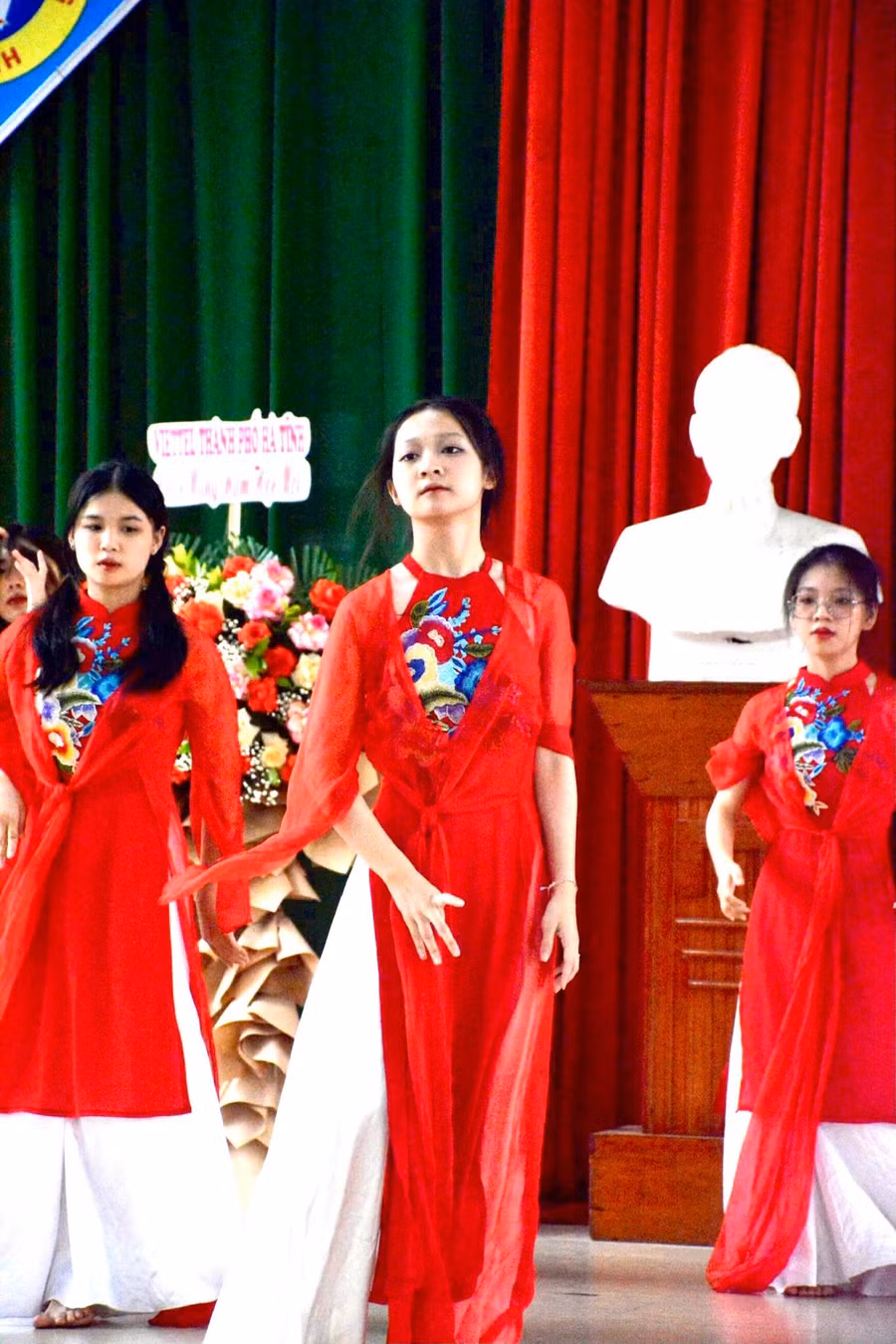 Các tiết mục văn nghệ được các em học sinh thực hiện mang đến không khí vui tươi trong lễ khai giảng. Năm nay, lễ khai giảng được tổ chức ngắn gọn nhưng trang trọng và ý nghĩa. Sau phần lễ, nhà trường cũng tổ chức trao học bổng cho các học sinh có thành tích xuất sắc trong năm học 2021-2022.