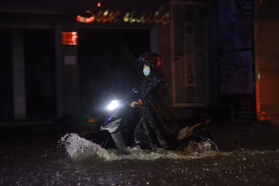 Các phương tiện bì bõm qua những đoạn đường ngập nước. Nhiều đoạn đường nước ngập sâu đến gần cả bánh xe.