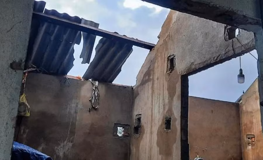 Một số nhà dân tại xã Thuần Thiện (Can Lộc) bị tốc mái sau trận lốc xoáy.