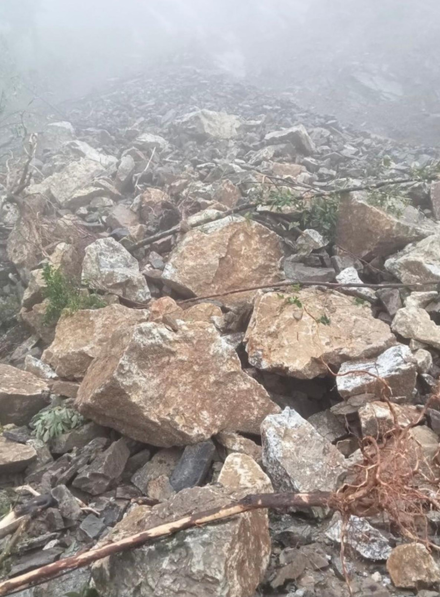 Hàng trăm khối đất đá đổ sập tràn xuống gây ách tắc nhiều điểm tại QL 8A.