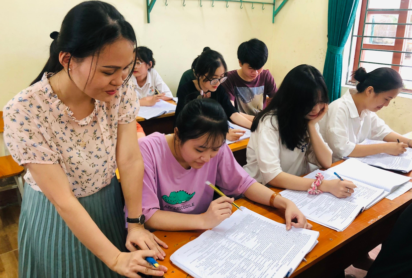 Cô trò trường THPT Nguyễn Đình Liễn hoàn thành chương trình ôn tập, củng cố kiến thức trước kỳ thi quan trọng. Cô trò trường THPT Nguyễn Đình Liễn hoàn thành chương trình ôn tập, củng cố kiến thức trước kỳ thi quan trọng.