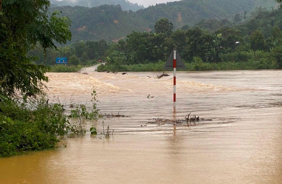 Mưa lớn làm ngập lụt cục bộ tại nhiều tuyến đường trên địa bàn huyện Hương Khê. Mưa lớn làm ngập lụt cục bộ tại nhiều tuyến đường trên địa bàn huyện Hương Khê.
