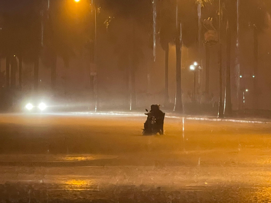 1 chiếc xe máy điện của 2 học sinh bị chết máy trên đường Xô Viết Nghệ Tĩnh