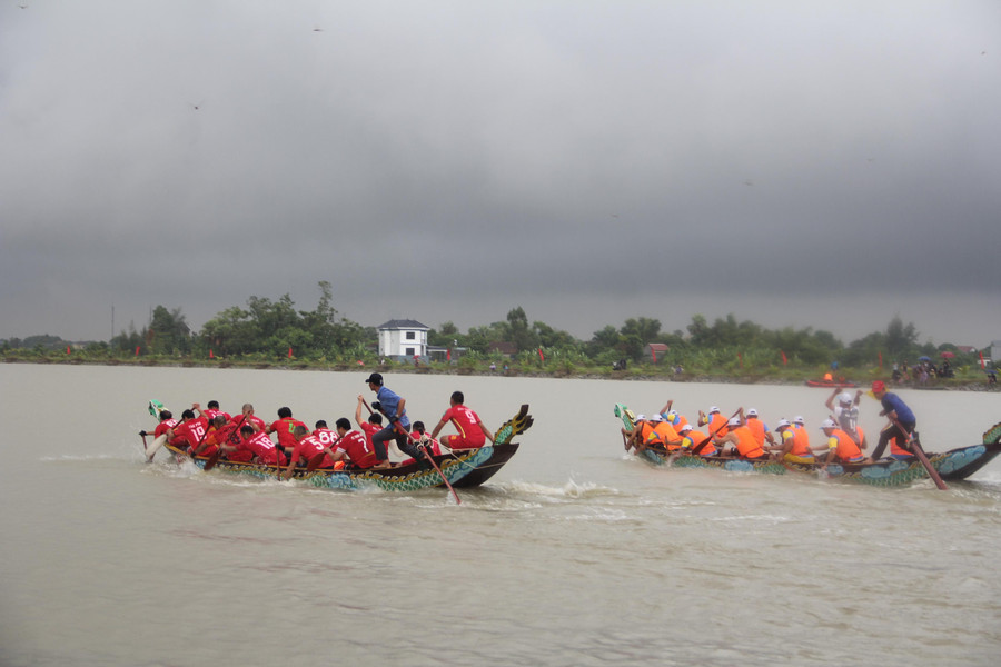 Dù gặp thời tiết bất lợi, nhưng các đội tham dự đều nỗ lực hết mình, cống hiến những màn đua thuyền gay cấn, hấp dẫn đến khán giả. Dù gặp thời tiết bất lợi, nhưng các đội tham dự đều nỗ lực hết mình, cống hiến những màn đua thuyền gay cấn, hấp dẫn đến khán giả.