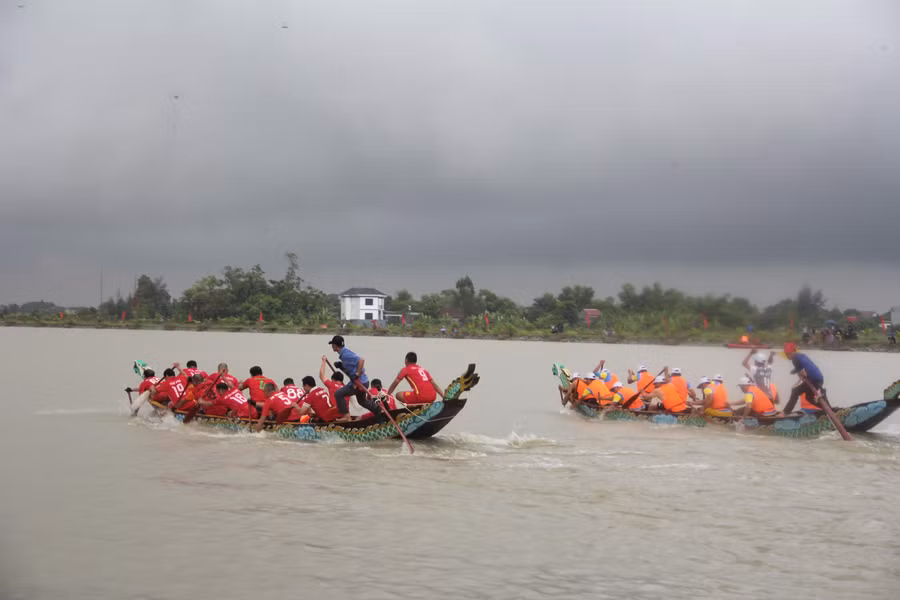 Dù gặp thời tiết bất lợi, nhưng các đội tham dự đều nỗ lực hết mình, cống hiến những màn đua thuyền gay cấn, hấp dẫn đến khán giả.