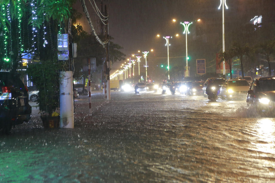 Từ cuối buổi chiều nay (9/9), tại Hà Tĩnh đã xuất hiện trận mưa nặng hạt kéo dài trong nhiều giờ không ngớt.