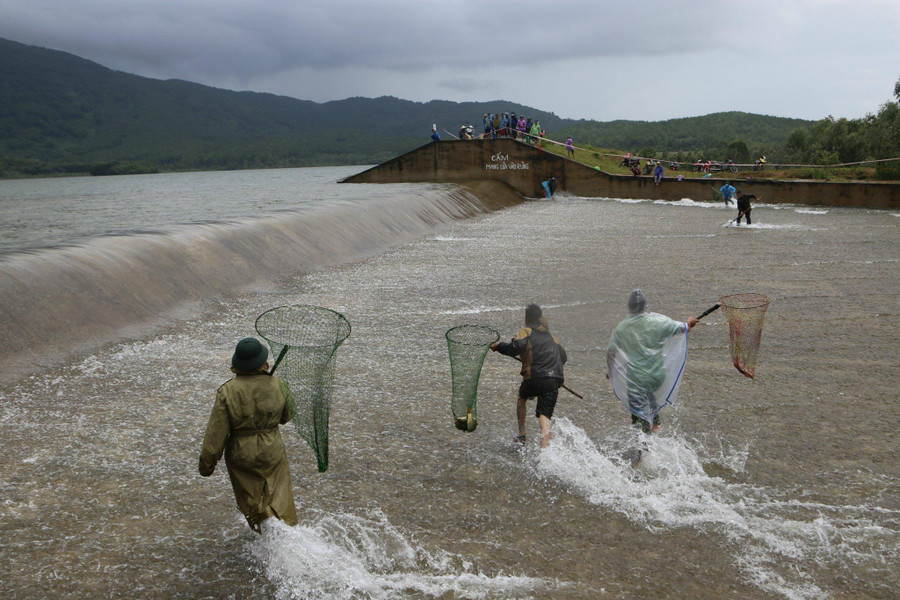 Dụng cụ mang theo chủ yếu là các loại nơm; vợt, lưới... tự chế của người dân xung quanh.