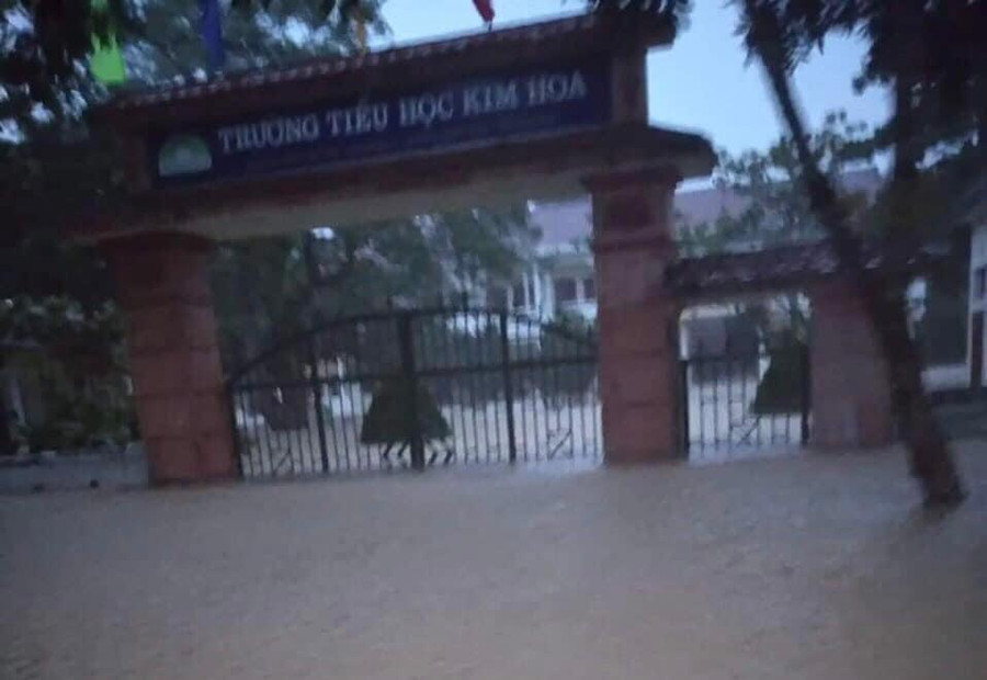 Trường Tiểu học Kim Hoa (Hương Sơn, Hà Tĩnh) bị bao vây bởi nước lũ. Trường Tiểu học Kim Hoa (Hương Sơn, Hà Tĩnh) bị bao vây bởi nước lũ.