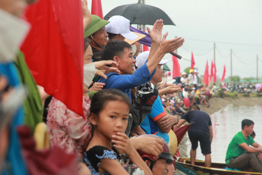 Phía trên bờ, hàng ngàn khán giả không ngừng hò reo, cổ vũ cho các đội tuyển tham dự. Phía trên bờ, hàng ngàn khán giả không ngừng hò reo, cổ vũ cho các đội tuyển tham dự.