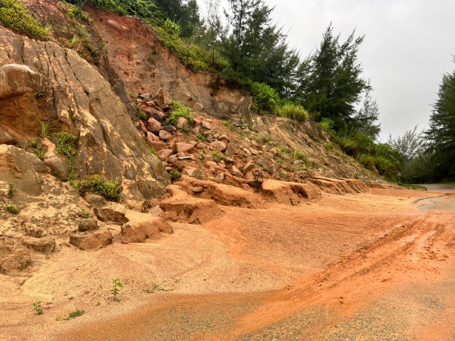 Khối lượng đất đá sạt lở khoảng 150m3. Khối lượng đất đá sạt lở khoảng 150m3.