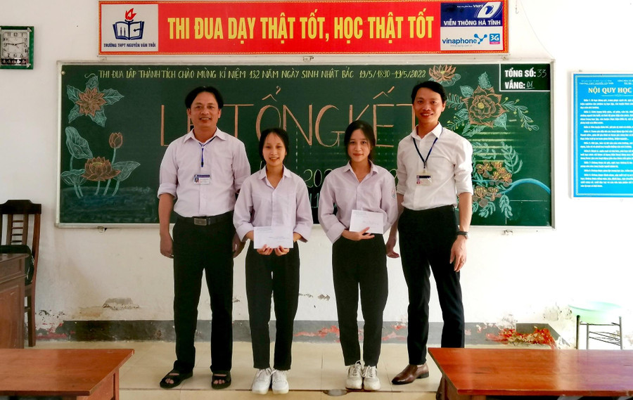 Nhà trường tặng quà động viên học sinh khó khăn trước kỳ thi THPT. Nhà trường tặng quà động viên học sinh khó khăn trước kỳ thi THPT.