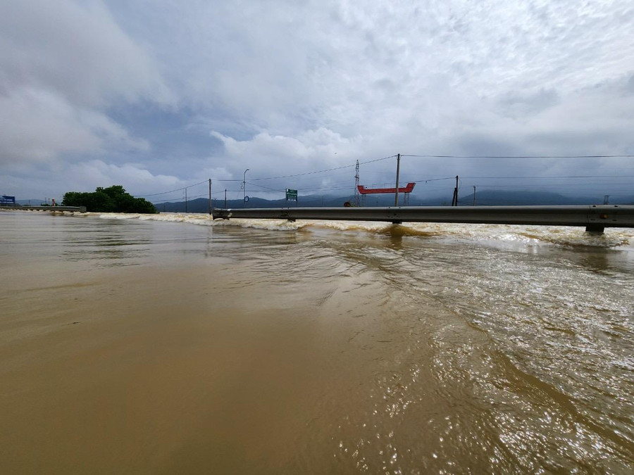 Các phương tiện bị cấm lưu thông qua khu vực nguy hiểm. Các phương tiện bị cấm lưu thông qua khu vực nguy hiểm.