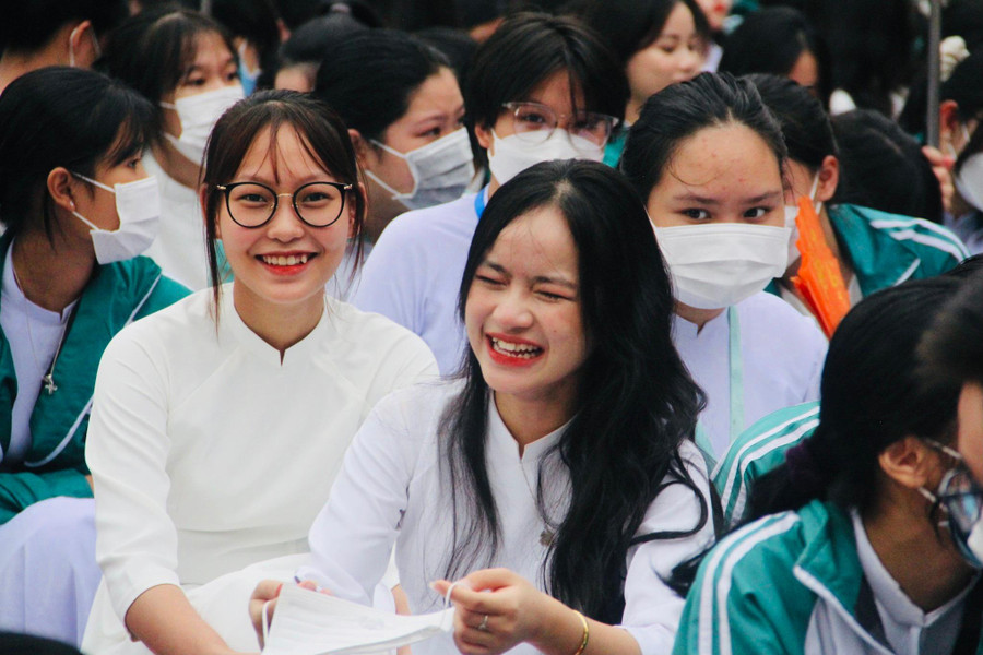 Từ sáng sớm, nữ sinh Trường THPT Phan Đình Phùng (TP Hà Tĩnh) đã xúng xính trong bộ áo dài trắng truyền thống dự lễ khai giảng trực tiếp sau một năm gián đoạn do dịch bệnh Covid-19.