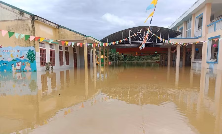 Trường học bị ngập sâu trong nước lũ.