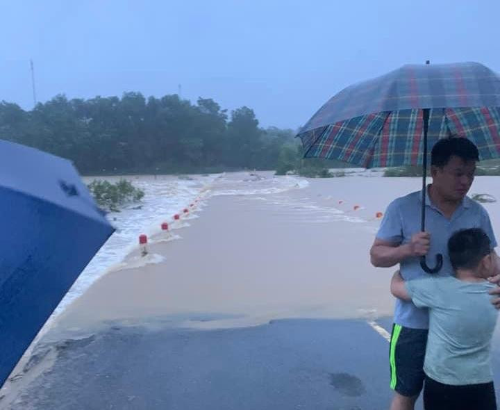 Sáng 29/9, hơn 13.000 học sinh tại Hương Sơn phải nghỉ học do mưa lũ. Sáng 29/9, hơn 13.000 học sinh tại Hương Sơn phải nghỉ học do mưa lũ.