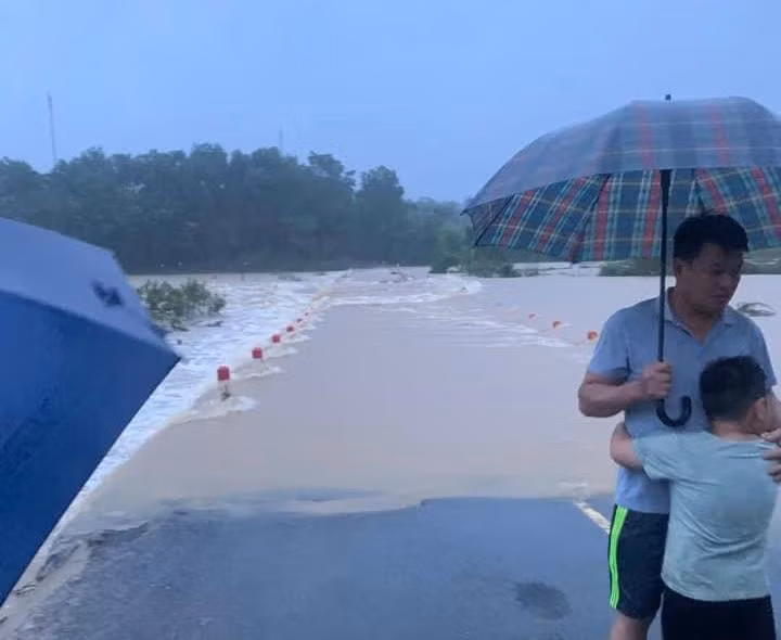 Sáng 29/9, hơn 13.000 học sinh tại Hương Sơn phải nghỉ học do mưa lũ.