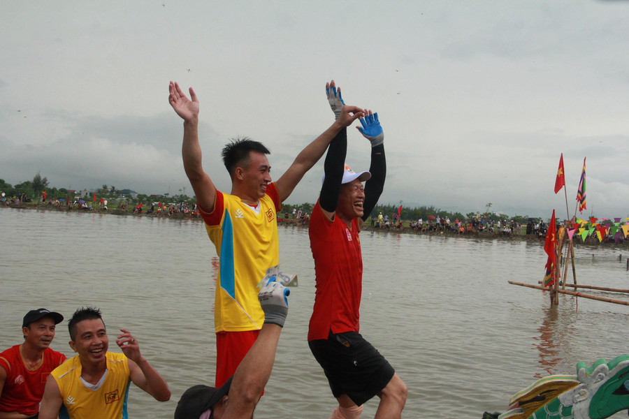 Niềm vui của đội chiến thắng sau trận tranh tài quyết liệt. Ban tổ chức sẽ lựa chọn 4 đội thắng tại 4 bảng để bước vào trận chung kết. Niềm vui của đội chiến thắng sau trận tranh tài quyết liệt. Ban tổ chức sẽ lựa chọn 4 đội thắng tại 4 bảng để bước vào trận chung kết.