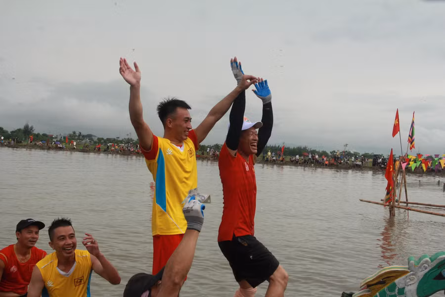 Niềm vui của đội chiến thắng sau trận tranh tài quyết liệt. Ban tổ chức sẽ lựa chọn 4 đội thắng tại 4 bảng để bước vào trận chung kết.