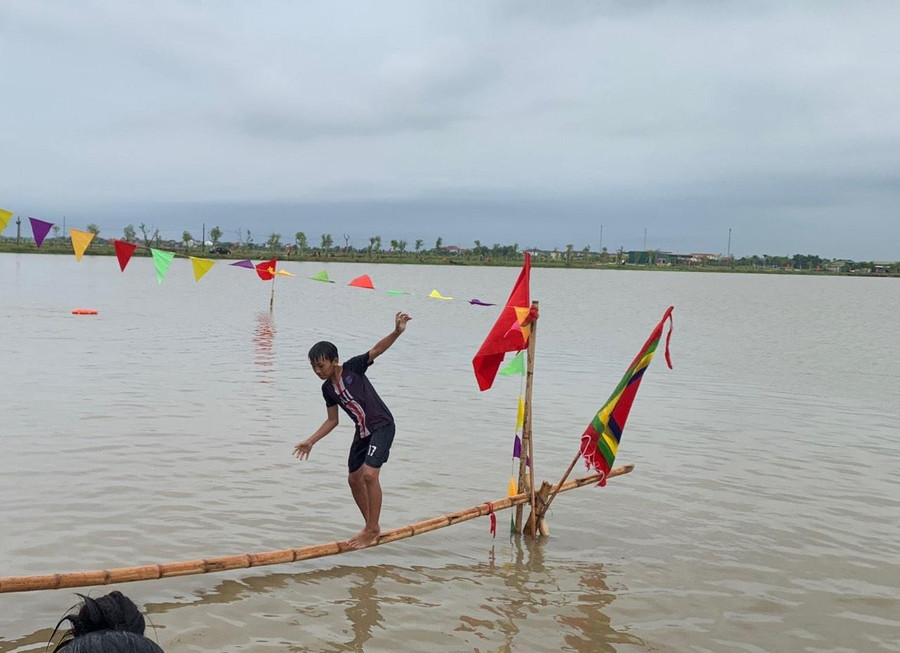 Ngoài đua thuyền, người dân còn được trực tiếp tham gia các trò chơi dân gian như: đi cầu kiều, bắt vịt trên sông, bắt chạch trong chum, đập niêu đất... những trò chơi độc đáo đã mang tới một bầu không khí vui tươi, rộn rã tiếng cười cho bà con nhân dân. Ngoài đua thuyền, người dân còn được trực tiếp tham gia các trò chơi dân gian như: đi cầu kiều, bắt vịt trên sông, bắt chạch trong chum, đập niêu đất... những trò chơi độc đáo đã mang tới một bầu không khí vui tươi, rộn rã tiếng cười cho bà con nhân dân.