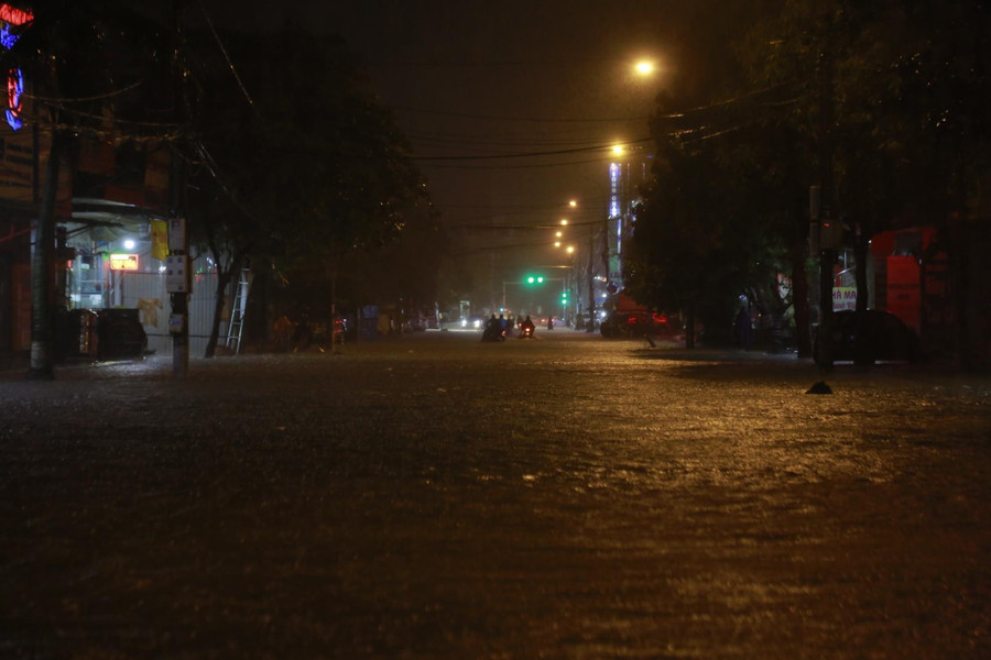 Khoảng 19h30 nhiều tuyến đường tại TP Hà Tĩnh đã bắt đầu bị ngập úng, các phương tiện phải quay đầu vì lo sợ chết máy.