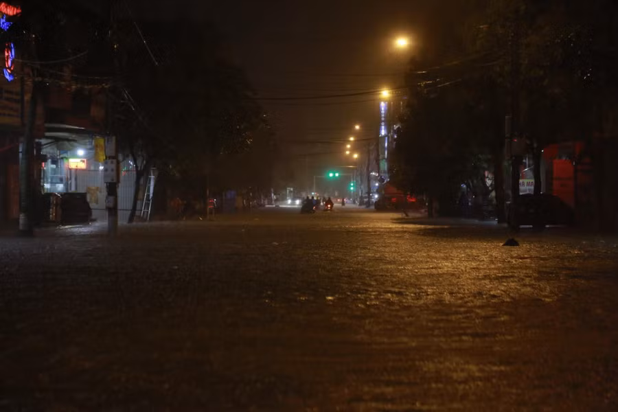 Khoảng 19h30 nhiều tuyến đường tại TP Hà Tĩnh đã bắt đầu bị ngập úng, các phương tiện phải quay đầu vì lo sợ chết máy.