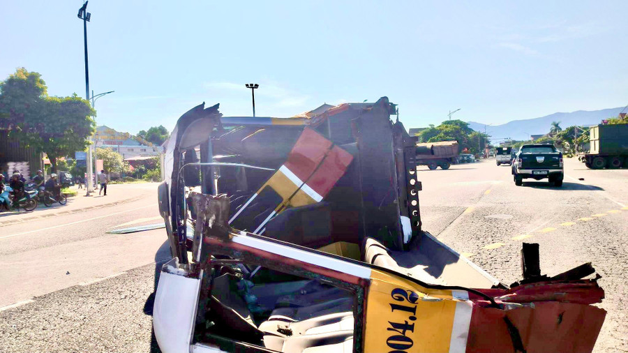 Xe buýt bị hư hỏng nặng sau cú va chạm.