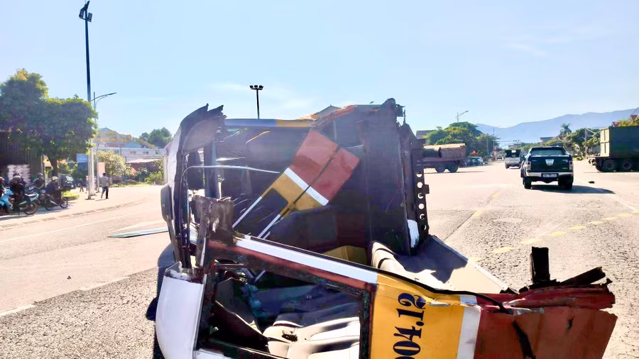 Xe buýt bị hư hỏng nặng sau cú va chạm.