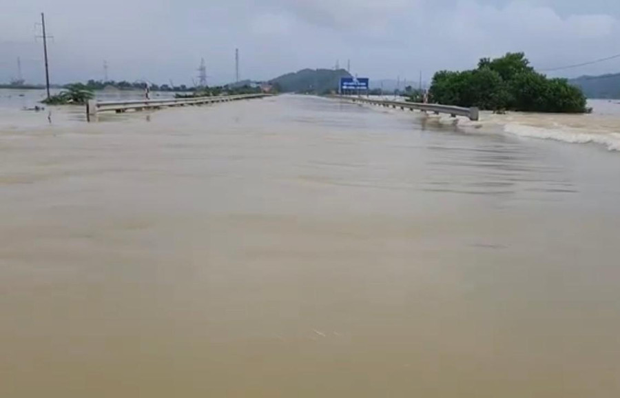 Đoạn ngập sâu nhất khoảng 50cm. Đoạn ngập sâu nhất khoảng 50cm.