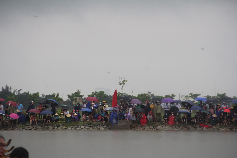 Mặc dù, thời tiết trong sáng 2/9 có mưa lớn nhưng vẫn thu hút rất đông người dân địa phương và các vùng lân cận đến theo dõi và cổ vũ. Mặc dù, thời tiết trong sáng 2/9 có mưa lớn nhưng vẫn thu hút rất đông người dân địa phương và các vùng lân cận đến theo dõi và cổ vũ.