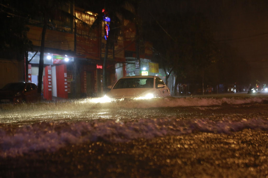 Ô tô lưu thông trên đoạn đường Hải Thượng Lãn Ông. Đây là đoạn đường thường xuyên ngập sâu sau những trận mưa lớn.
