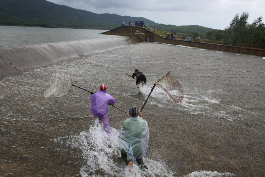 Chính vì vậy, trong sáng 29/9, hay tin đập tràn, hàng chục người dân địa phương và các vùng đem theo dụng cụ đến khu vực này để đánh bắt cá bất chấp dòng nước chảy xiết.