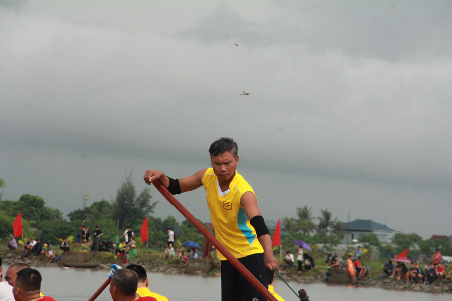Trong mỗi đội, người chèo lái, người ngồi mũi và người bắt nhịp là ba người quan trọng nhất. Trong đó, người chèo lái có nhiệm vụ điều khiển con thuyền, hướng đò đi làm sao lách được qua những đò bơi khác mà không bị va chạm. Trong mỗi đội, người chèo lái, người ngồi mũi và người bắt nhịp là ba người quan trọng nhất. Trong đó, người chèo lái có nhiệm vụ điều khiển con thuyền, hướng đò đi làm sao lách được qua những đò bơi khác mà không bị va chạm.