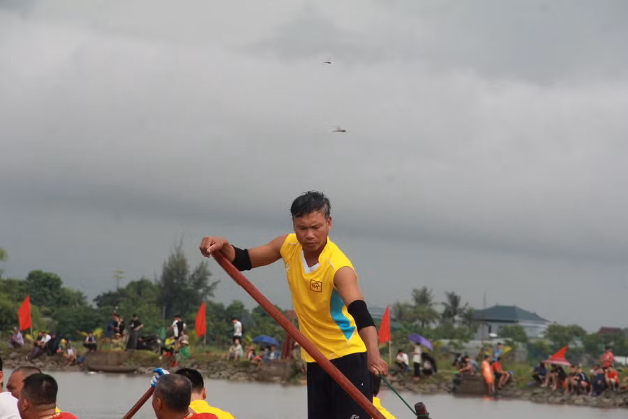 Trong mỗi đội, người chèo lái, người ngồi mũi và người bắt nhịp là ba người quan trọng nhất. Trong đó, người chèo lái có nhiệm vụ điều khiển con thuyền, hướng đò đi làm sao lách được qua những đò bơi khác mà không bị va chạm.