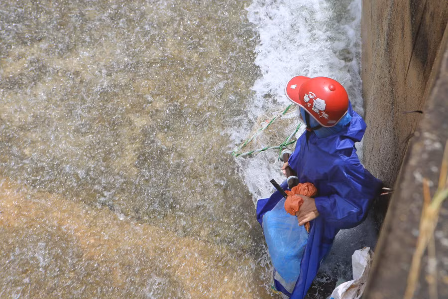 Người dân cho biết, cá tại đây chủ yếu cá chép, trọng lượng từ 0,5kg đến 1kg, cũng có những con cá nặng đến 4kg. Người dân cho biết, cá tại đây chủ yếu cá chép, trọng lượng từ 0,5kg đến 1kg, cũng có những con cá nặng đến 4kg.