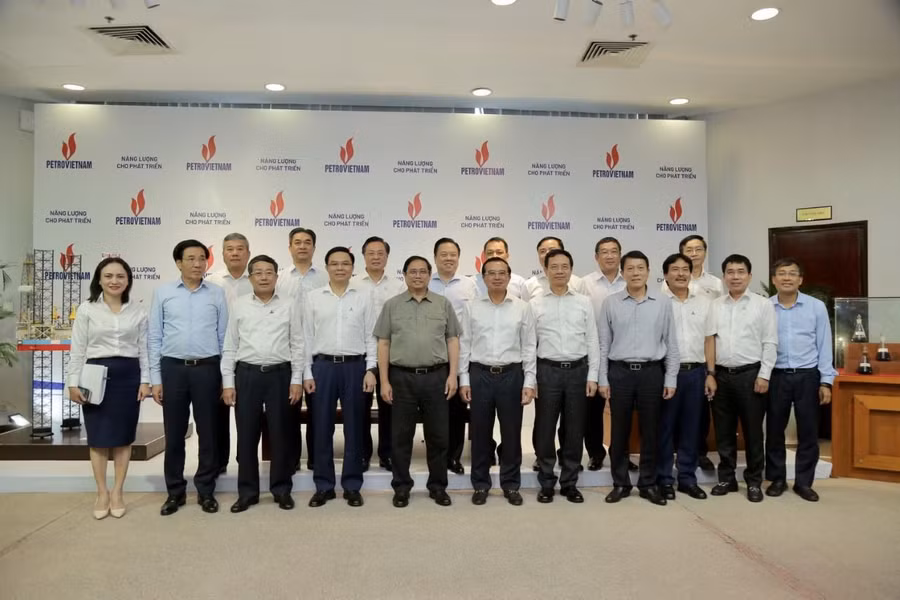Thủ tướng Phạm Minh Chính chụp ảnh lưu niệm cũng ban lãnh đạo và cán bộ nhân viên Tập đoàn Dầu khí Việt Nam.