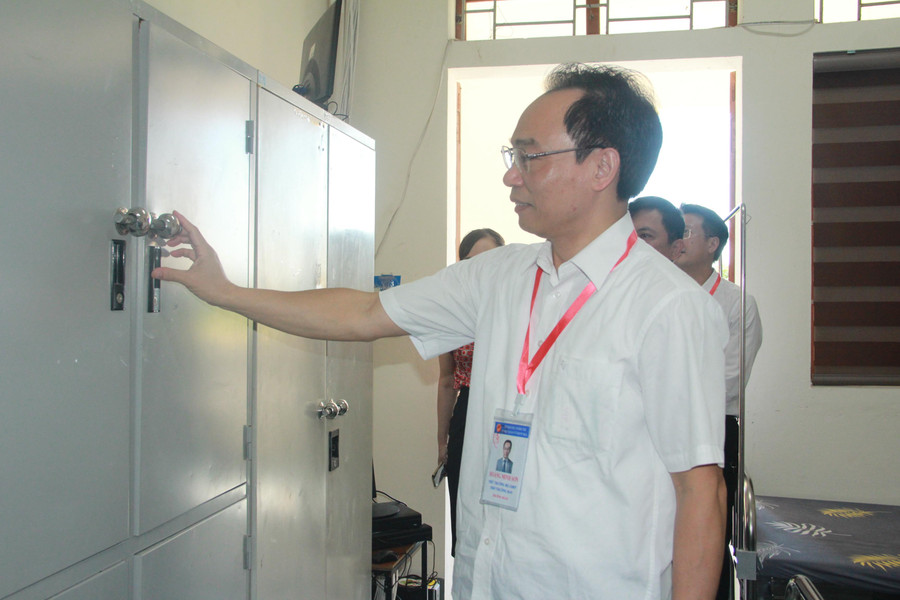 Thứ trưởng Bộ GD&amp;ĐT Hoàng Minh Sơn kiểm tra công tác chuẩn bị kỳ thi Tốt nghiệp THPT tại Hà Tĩnh.