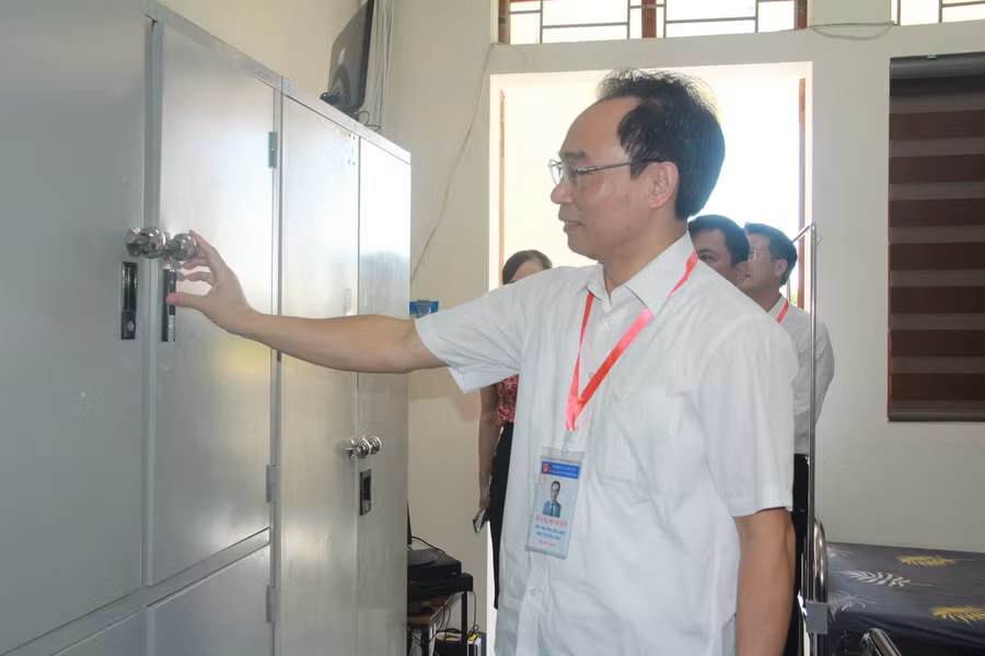 Thứ trưởng Bộ GD&amp;ĐT Hoàng Minh Sơn kiểm tra công tác chuẩn bị kỳ thi Tốt nghiệp THPT tại Hà Tĩnh.