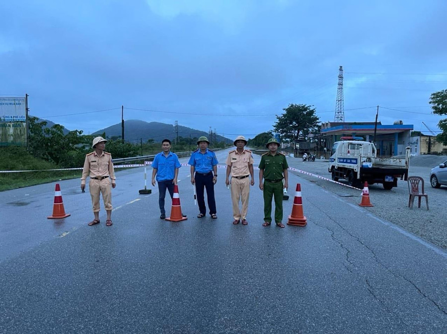 Lực lượng chức năng lập rào chắn, túc trực 24/24 ngăn chặn người và phương tiện lưu thông vào vùng nguy hiểm. Lực lượng chức năng lập rào chắn, túc trực 24/24 ngăn chặn người và phương tiện lưu thông vào vùng nguy hiểm.