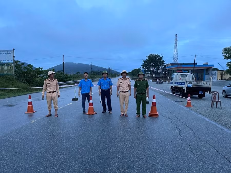Lực lượng chức năng lập rào chắn, túc trực 24/24 ngăn chặn người và phương tiện lưu thông vào vùng nguy hiểm.