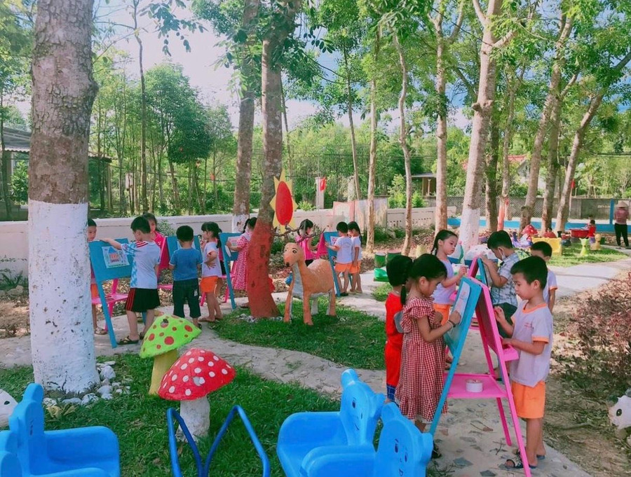 Một tiết học vẽ trong khuôn viên trường của học sinh Mầm non Phúc Trạch. Một tiết học vẽ trong khuôn viên trường của học sinh Mầm non Phúc Trạch.