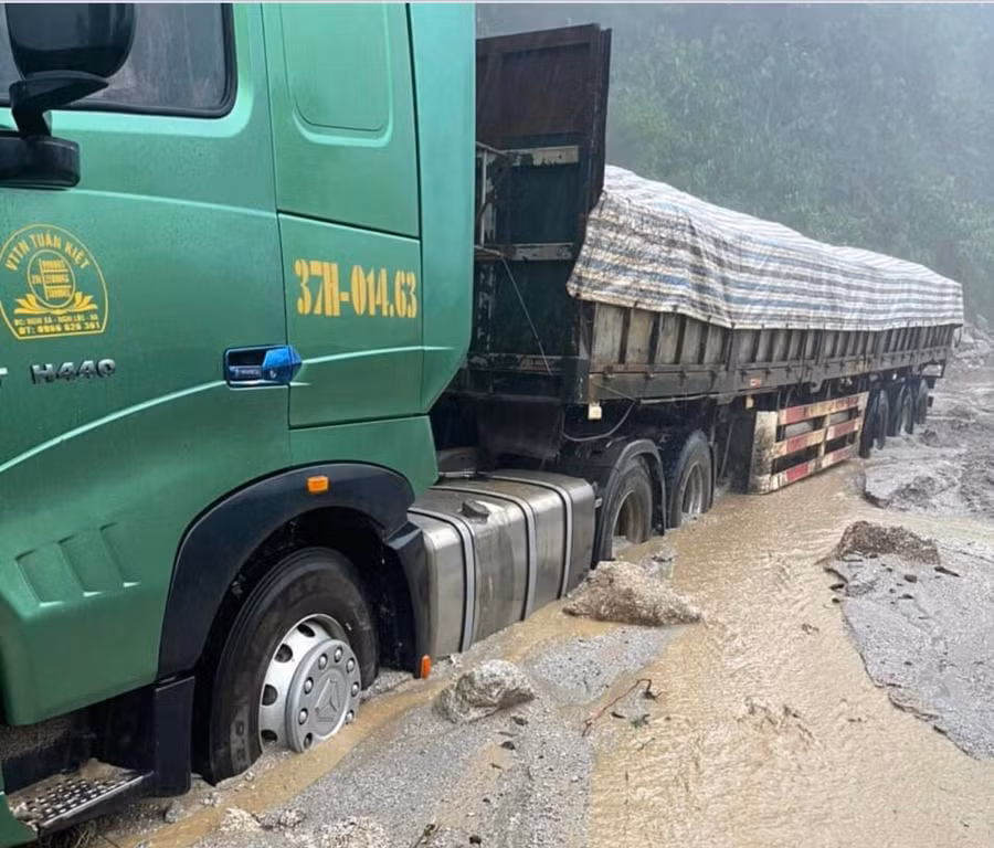 Một điểm sạt lở tại QL 8A.