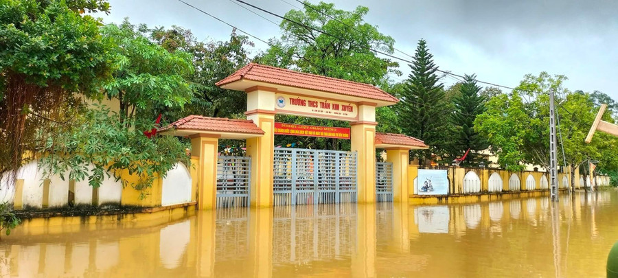 Nhiều trường học trên địa bàn huyện Hương Sơn phải tiếp tục cho học sinh nghỉ học. Nhiều trường học trên địa bàn huyện Hương Sơn phải tiếp tục cho học sinh nghỉ học.