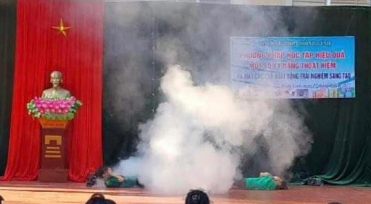 Hoạt động trải nghiệm với chủ đề &quot;Kỹ năng thoát hiểm&quot; tại Trường THPT Hồng Lĩnh.