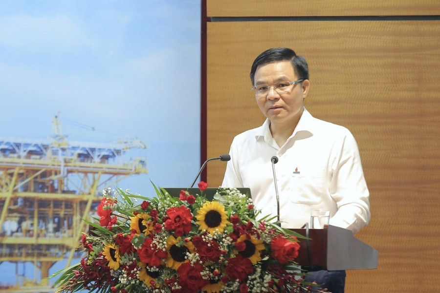 Ông Lê Mạnh Hùng, Tổng giám đốc Tập đoàn Dầu khi Việt Nam báo cáo tại buổi làm việc.