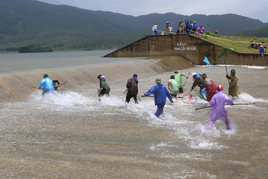 Đây là khu vực đập chứa nước để phục vụ nông nghiệp và sắp tới làm nhà máy nước sạch của xã Thuần Thiên. Ngoài ra, lượng cá trong đập cũng rất nhiều.