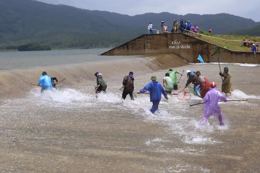 Đây là khu vực đập chứa nước để phục vụ nông nghiệp và sắp tới làm nhà máy nước sạch của xã Thuần Thiên. Ngoài ra, lượng cá trong đập cũng rất nhiều. Đây là khu vực đập chứa nước để phục vụ nông nghiệp và sắp tới làm nhà máy nước sạch của xã Thuần Thiên. Ngoài ra, lượng cá trong đập cũng rất nhiều.